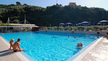 Outdoor pool, pool umbrellas, sun loungers