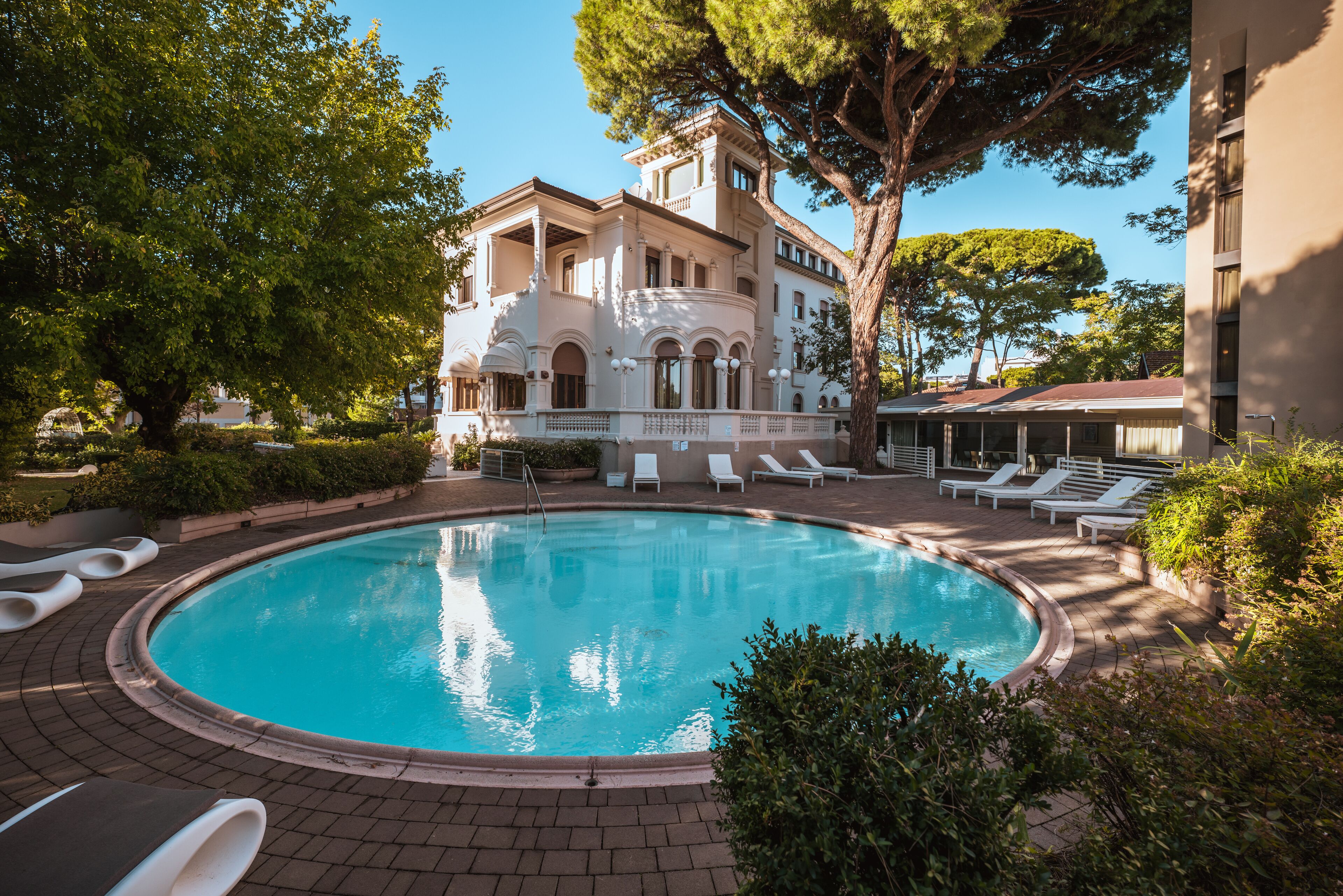 حمّام سباحة خارجي موسمي، مقاعد للتشمس