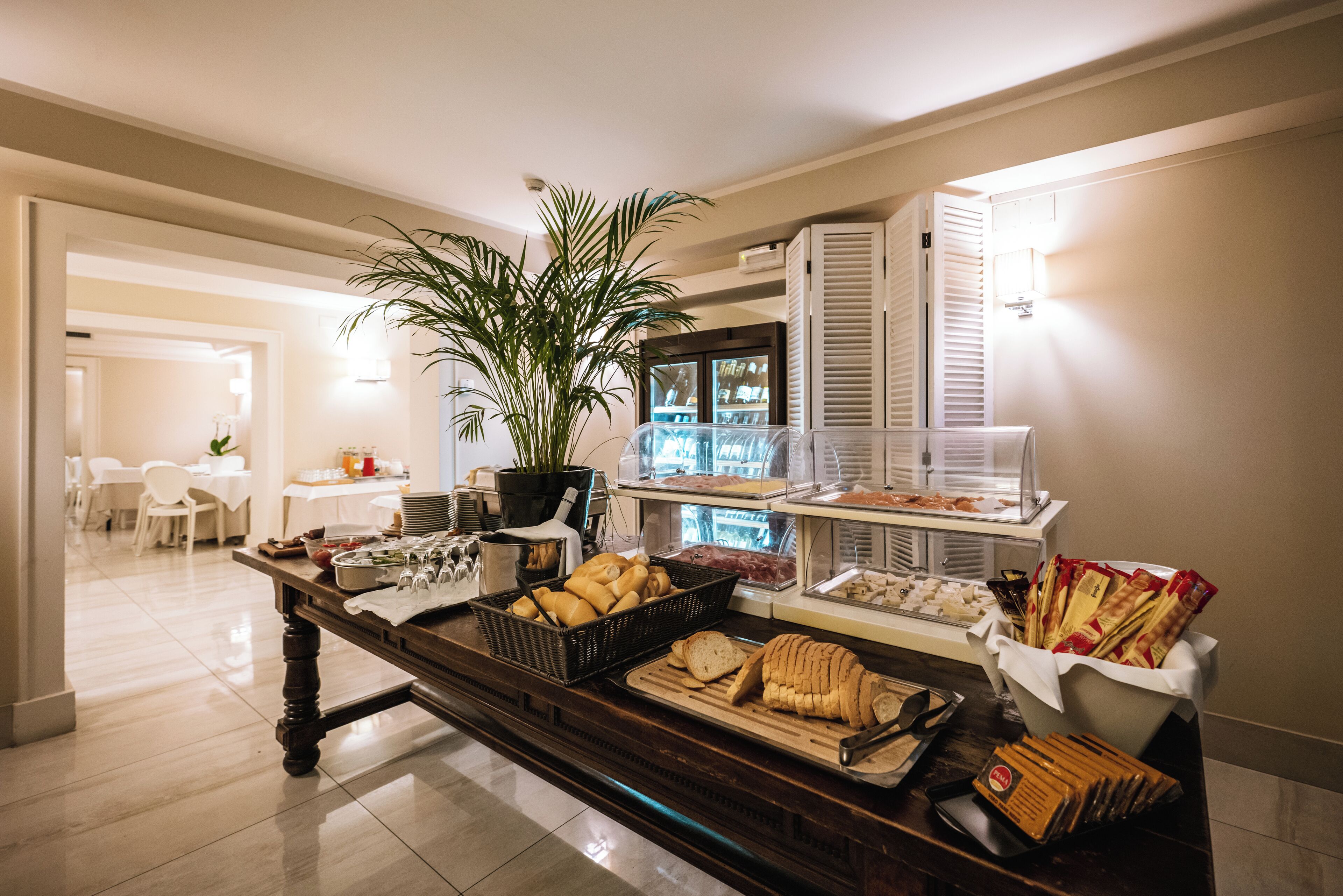 بوفيه فطور يوميًا بتكلفة قدرها (10 EUR للشخص)