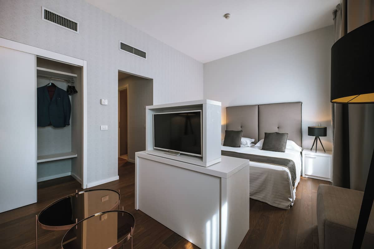 Minibar, Zimmersafe, Verdunkelungsvorhänge, schallisolierte Zimmer