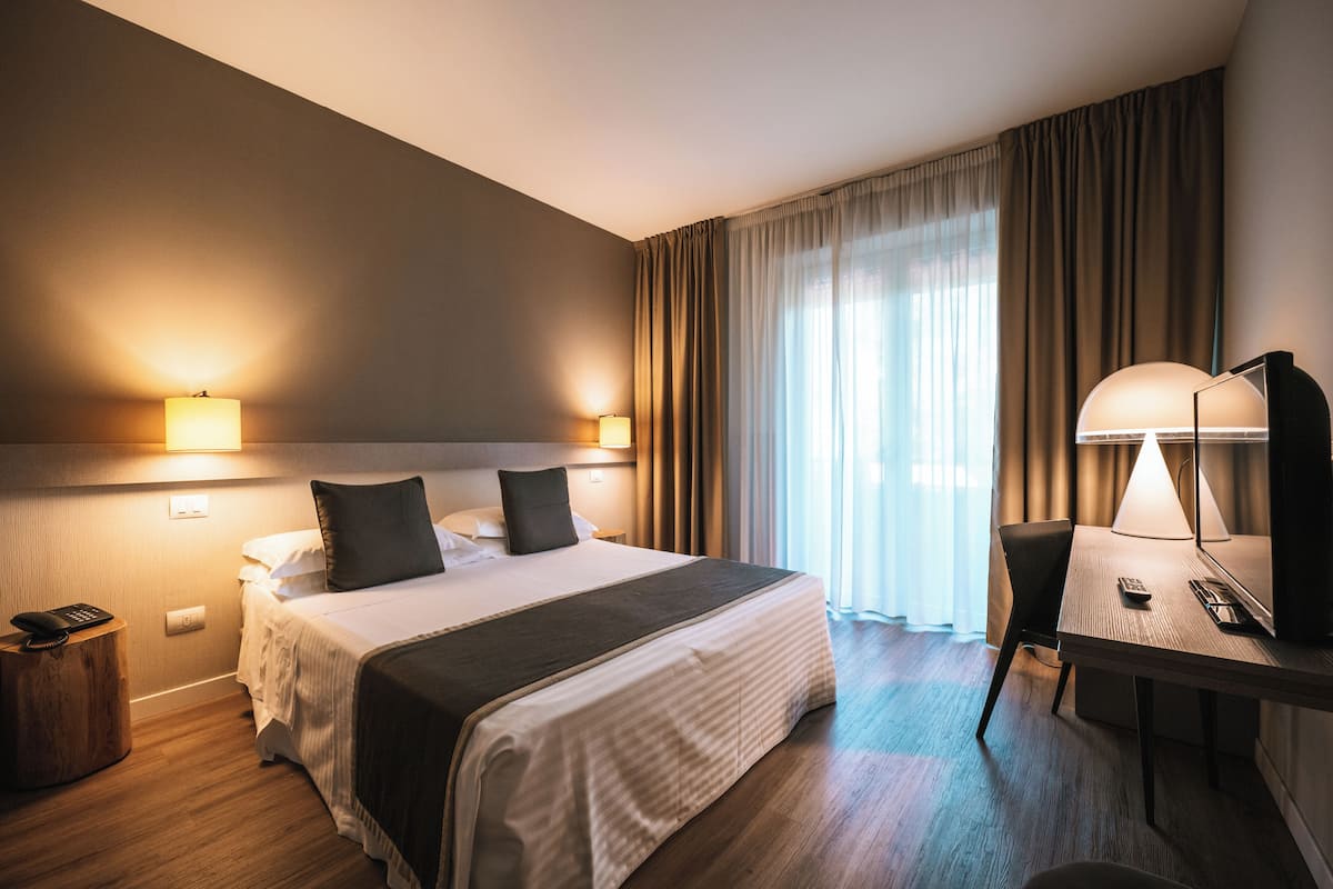 Classic-Dreibettzimmer | Minibar, Zimmersafe, Verdunkelungsvorhänge, schallisolierte Zimmer