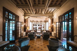 Lobby-Lounge