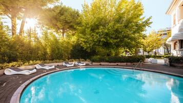 Piscina stagionale all'aperto, lettini
