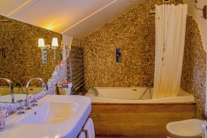Appartement, vue sur la mer, dans lâĂ©difice annexe (500 meters from main building) | Salle de bain | SĂ©choir Ă cheveux, pantoufles, bidet, serviettes fournies