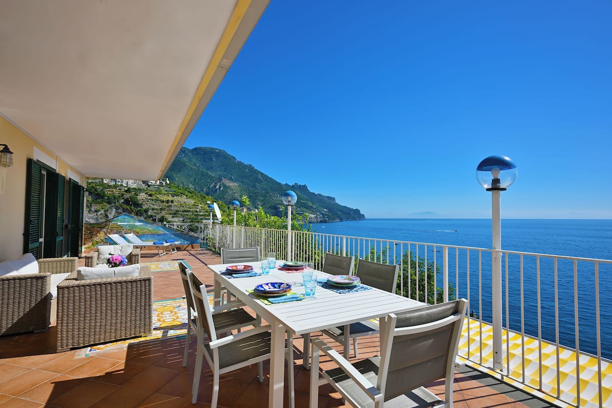 Appartamento panoramico,2 letti queen,vista mare edificio separato(500metri dall'edificio principale | Minibar, caja de seguridad en la habitación y escritorio