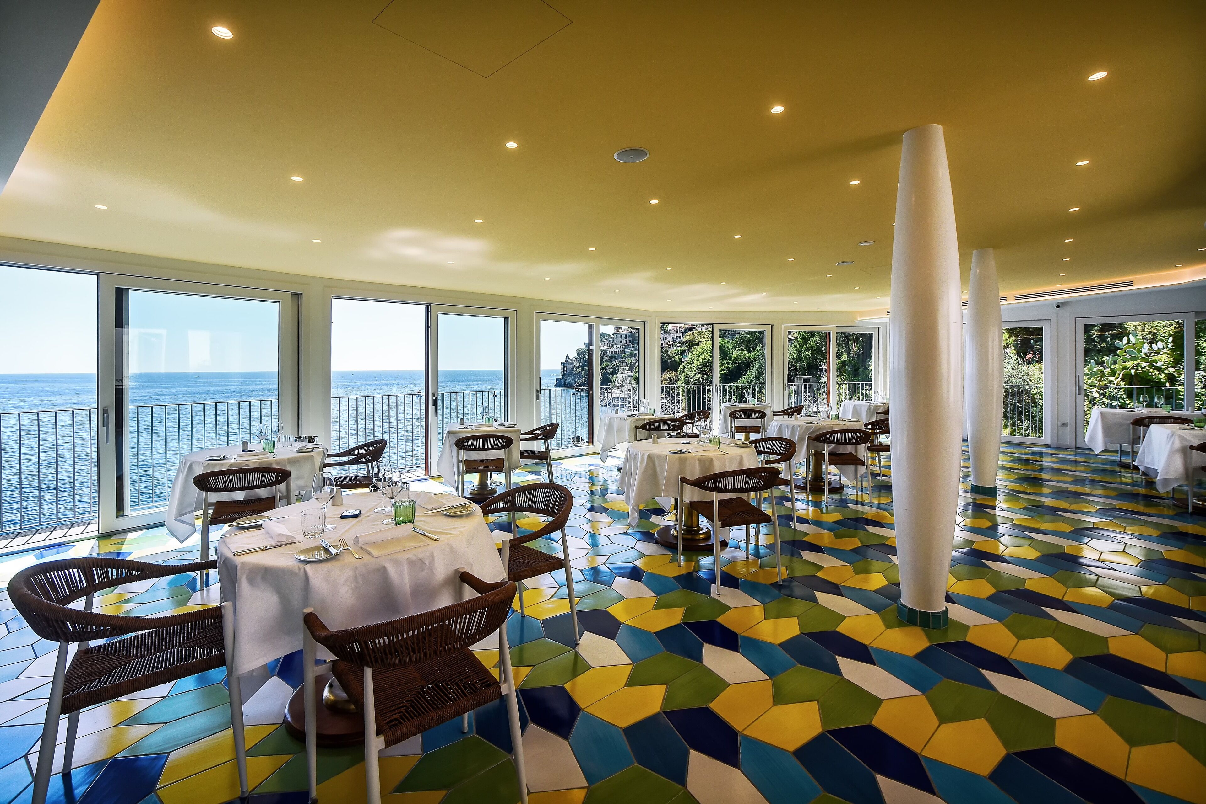 Petit déjeuner, déjeuner et dîner servis sur place, vue sur la plage