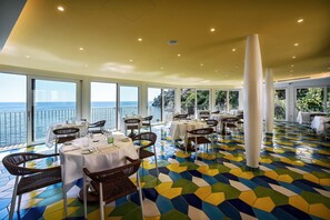 حيث تُقدم وجبات الإفطار، الغداء، المأكولات البحرية، إطلالات على الشاطئ