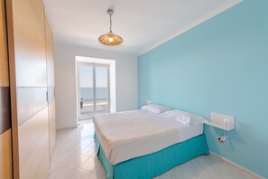 ميني بار وخزنة داخل الغرفة ومكتب وستائر تعتيم