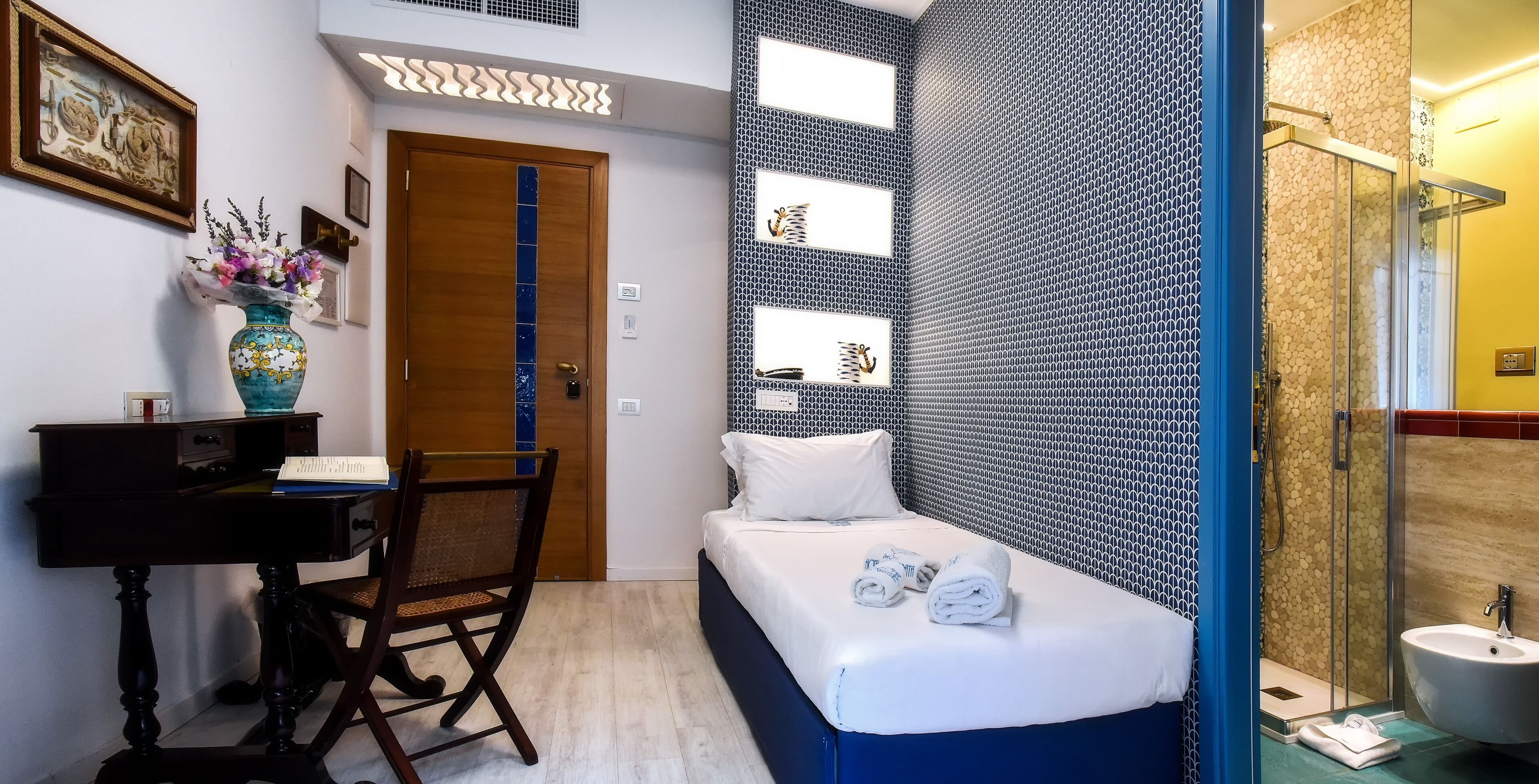 economy single room | 1 bedroom, minibar, in-room safe, desk