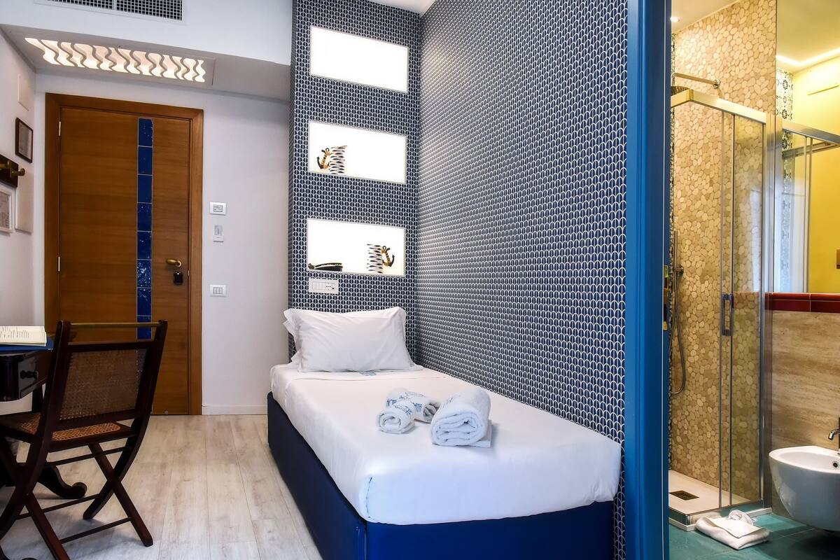 economy single room | 1 bedroom, minibar, in-room safe, desk