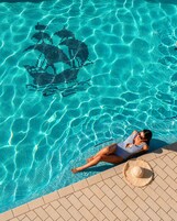 Una piscina al aire libre de temporada