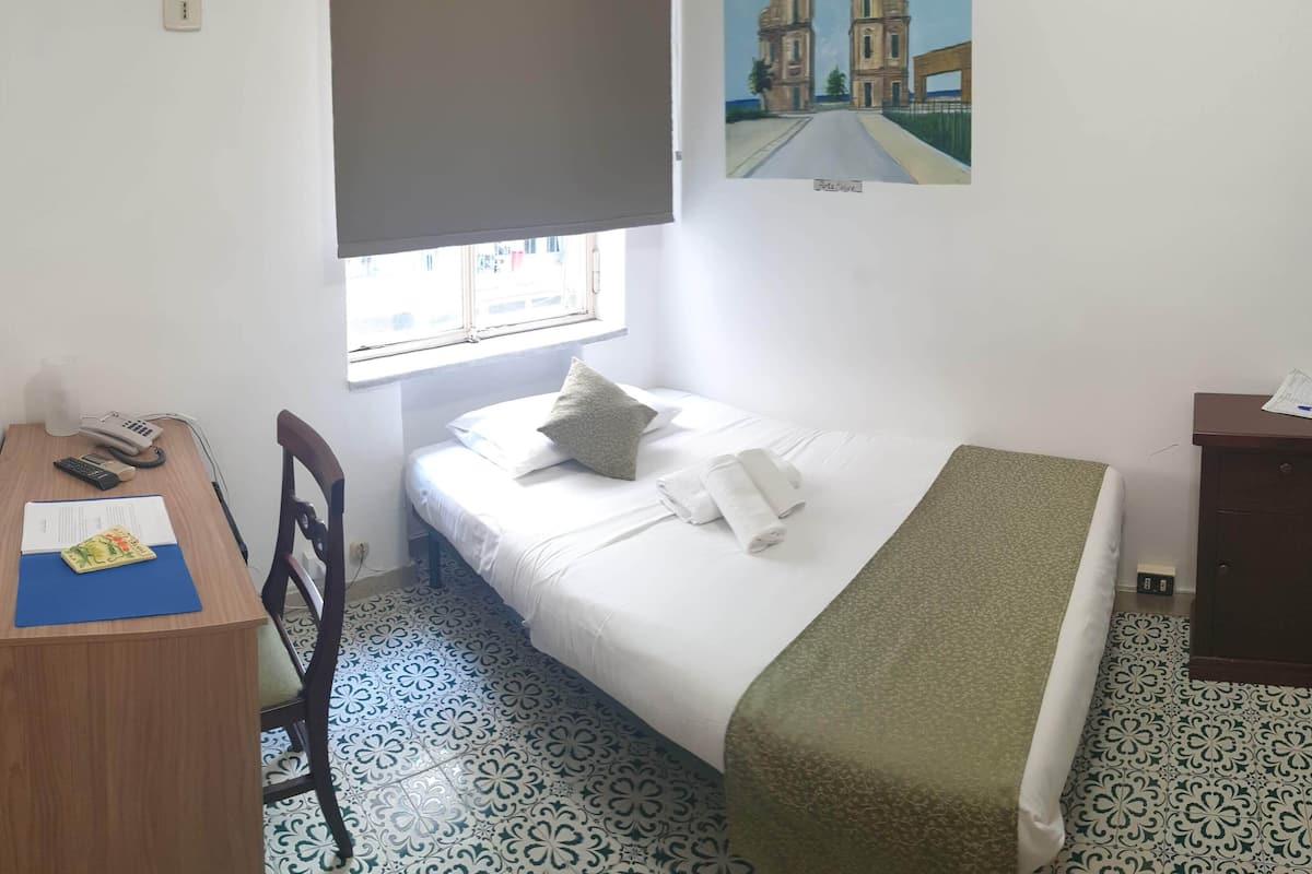 Single Room, Private Bathroom | 1 bilik tidur, bar mini, peti besi dalam bilik