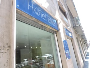 Vista frontal de la propiedad