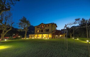 Front of property – evening/night - Locanda Sant'Anna (Argegno)
