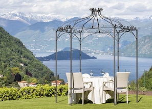 Frühstück, Mittagessen, Abendessen, Blick auf den Garten