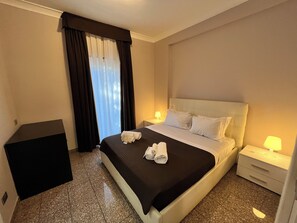 Quadrupla Deluxe | Copriletto in piuma, minibar, una cassaforte in camera, una scrivania