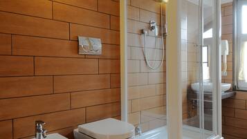 Haartrockner, Bidet, Handtücher