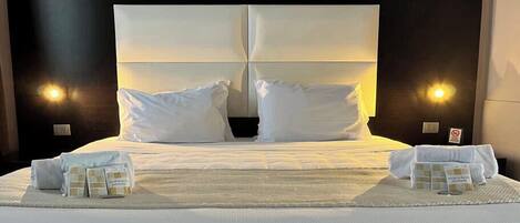 Dúnsængur, míníbar, öryggishólf í herbergi, skrifborð