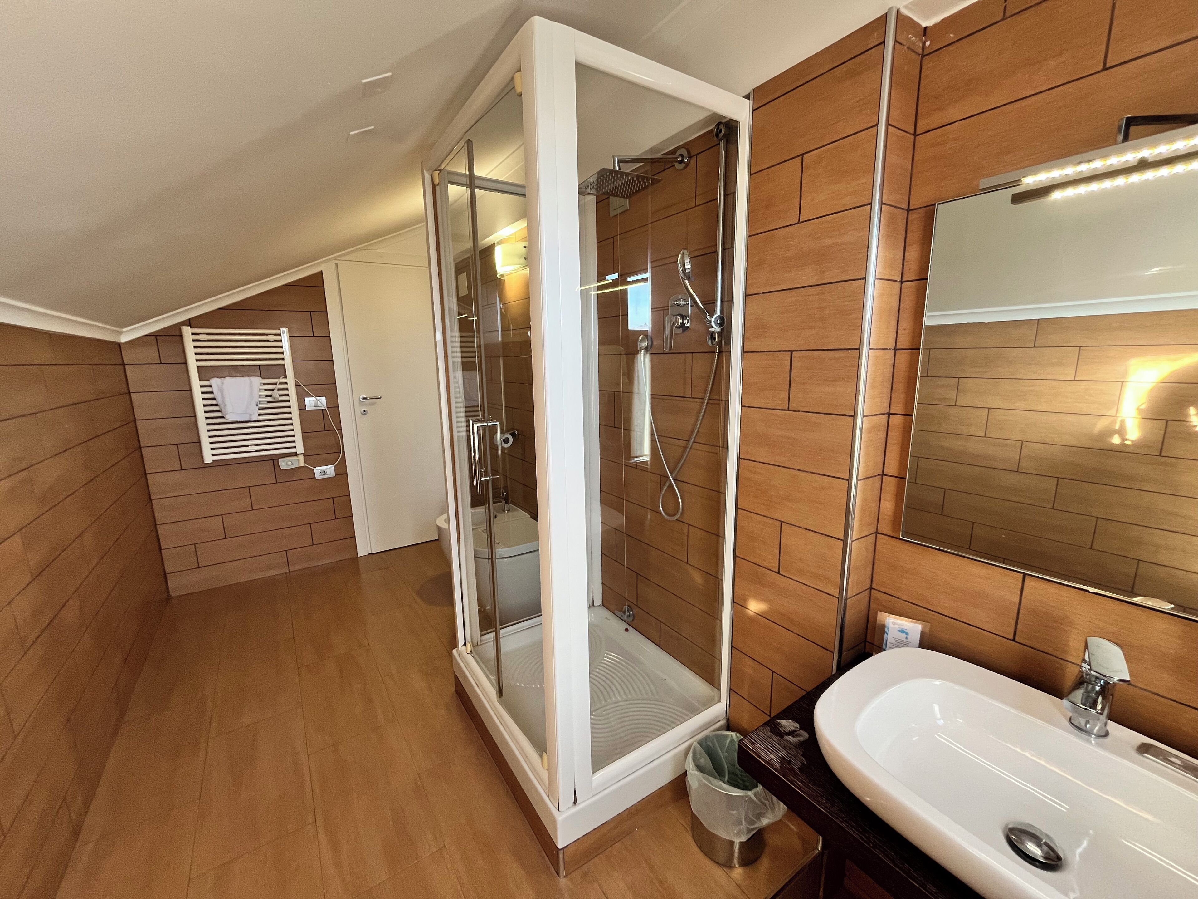 economy single room | bathroom | hair dryer, bidet, towels