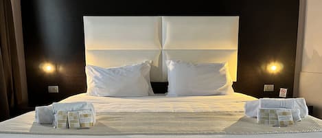 Untuvapeitot, minibaari, tallelokero huoneessa, työpöytä