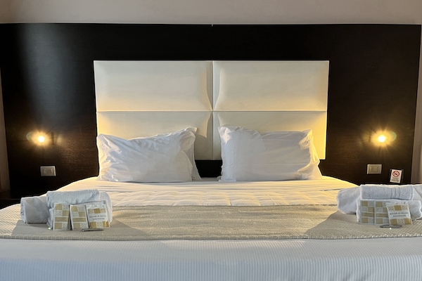 Donsdekens, een minibar, een kluis op de kamer, een bureau