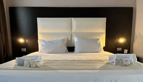 Cubrecamas, minibar, caja de seguridad en la habitación y escritorio