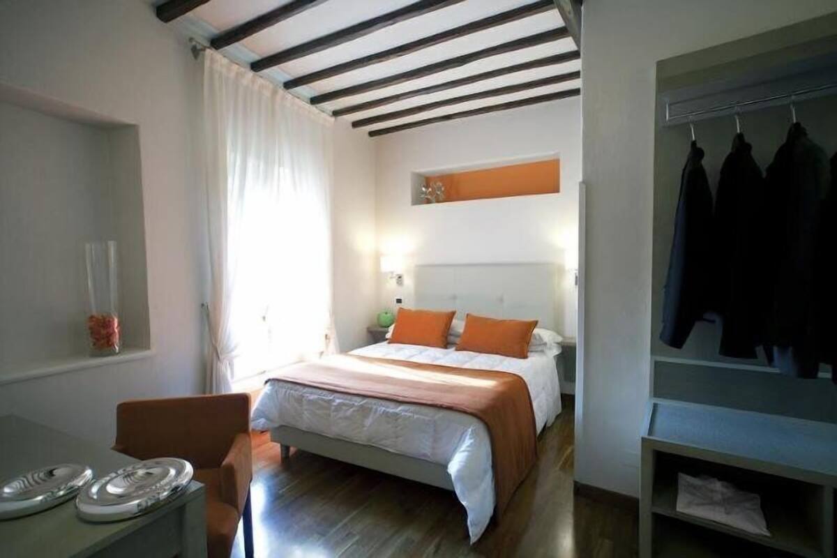 Minibar, escritorio, cortinas blackout y cunas
