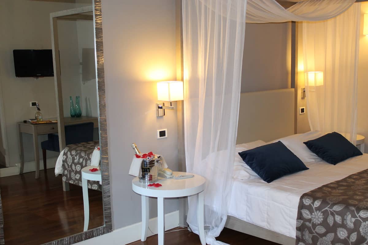 Suite junior | Minibar, muebles diferentes, escritorio y cortinas blackout
