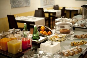 Tägliches Frühstücksbuffet (6 EUR pro Person)