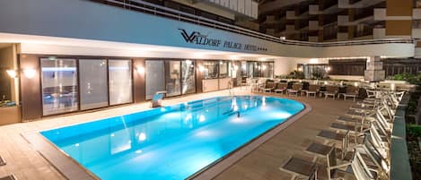 Piscina externa, espreguiçadeiras