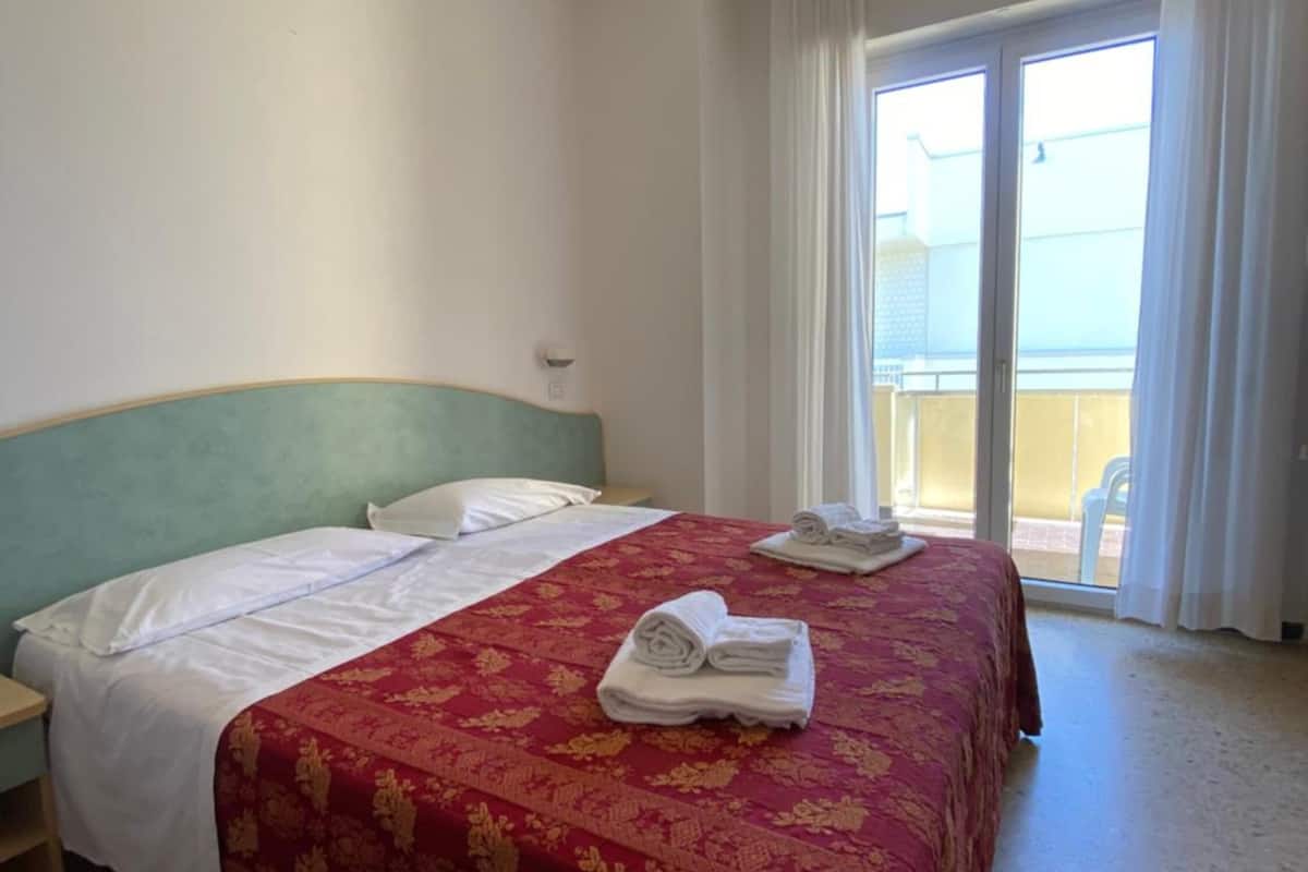 Premium bedding, in-room safe, desk, laptop workspace