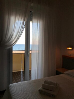 Premium bedding, in-room safe, desk, laptop workspace