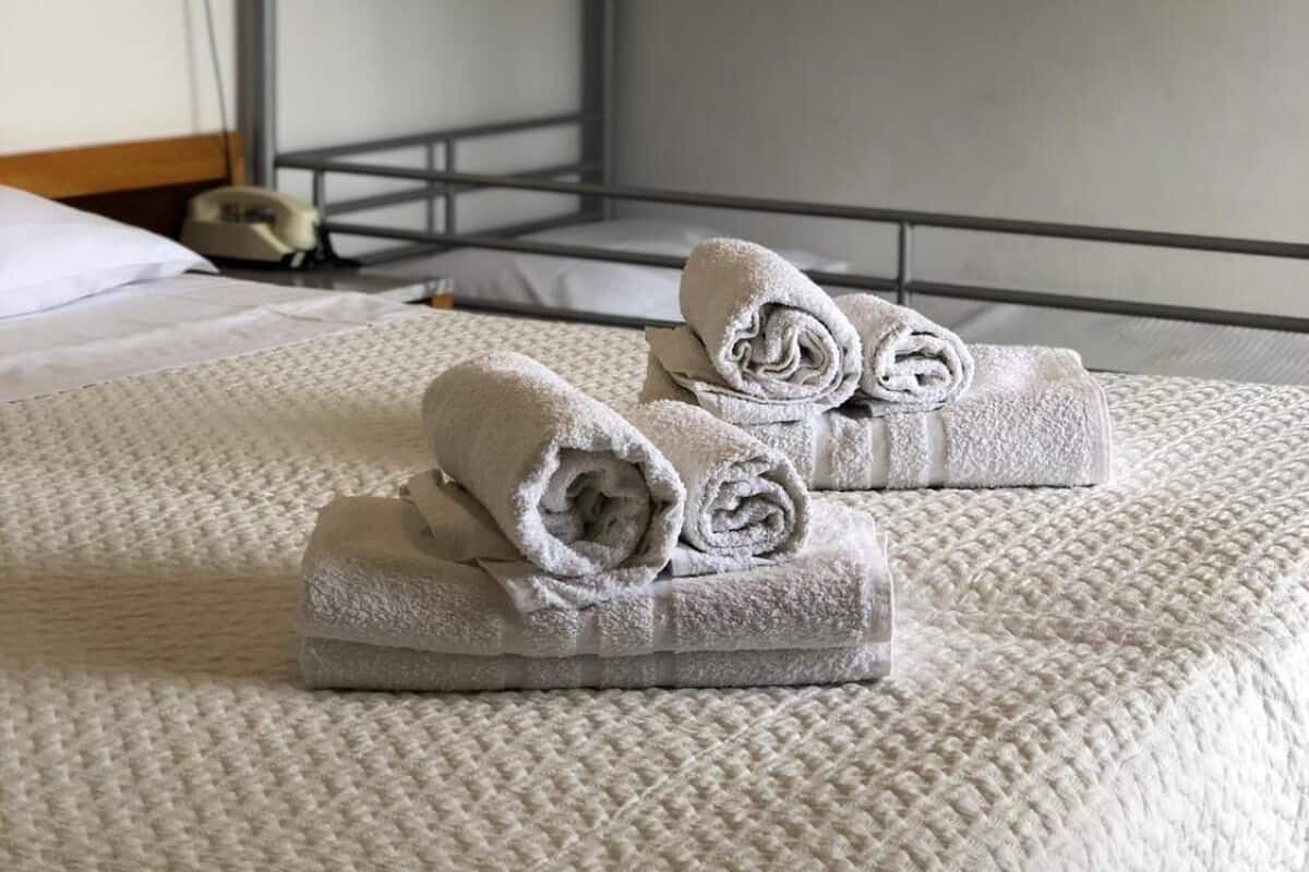 高档床上用品、客房内保险箱、办公桌、笔记本电脑工作区