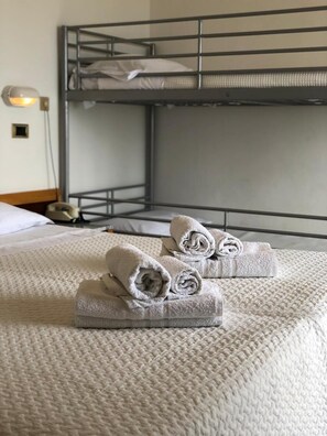Ropa de cama de alta calidad, caja fuerte, escritorio