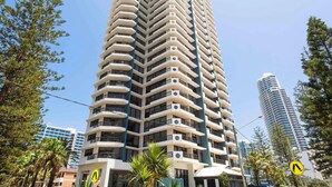 Un edifici alt i modern, amb nombroses balconades i façana corbada.