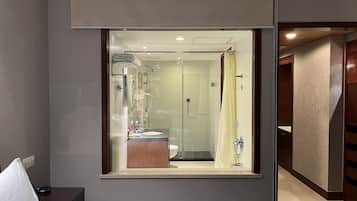 Superior King Room | Bathroom | Free toiletries, hair dryer, bathrobes, towels