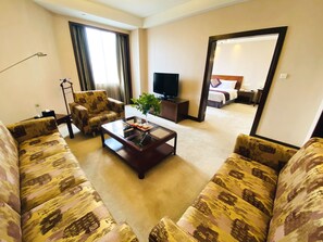 Suite | Minibar, in-room safe, desk, blackout curtains