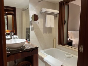 Habitación Deluxe | Minibar, caja fuerte, escritorio y cortinas opacas