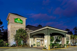 Exterior - La Quinta Inn & Suites by Wyndham Kingwood Houston IAH Airpt (Kingwood)