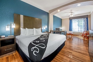 Suite, 1 letto king, non fumatori (Various Views) | Biancheria da letto di alta qualità, una scrivania, postazione laptop