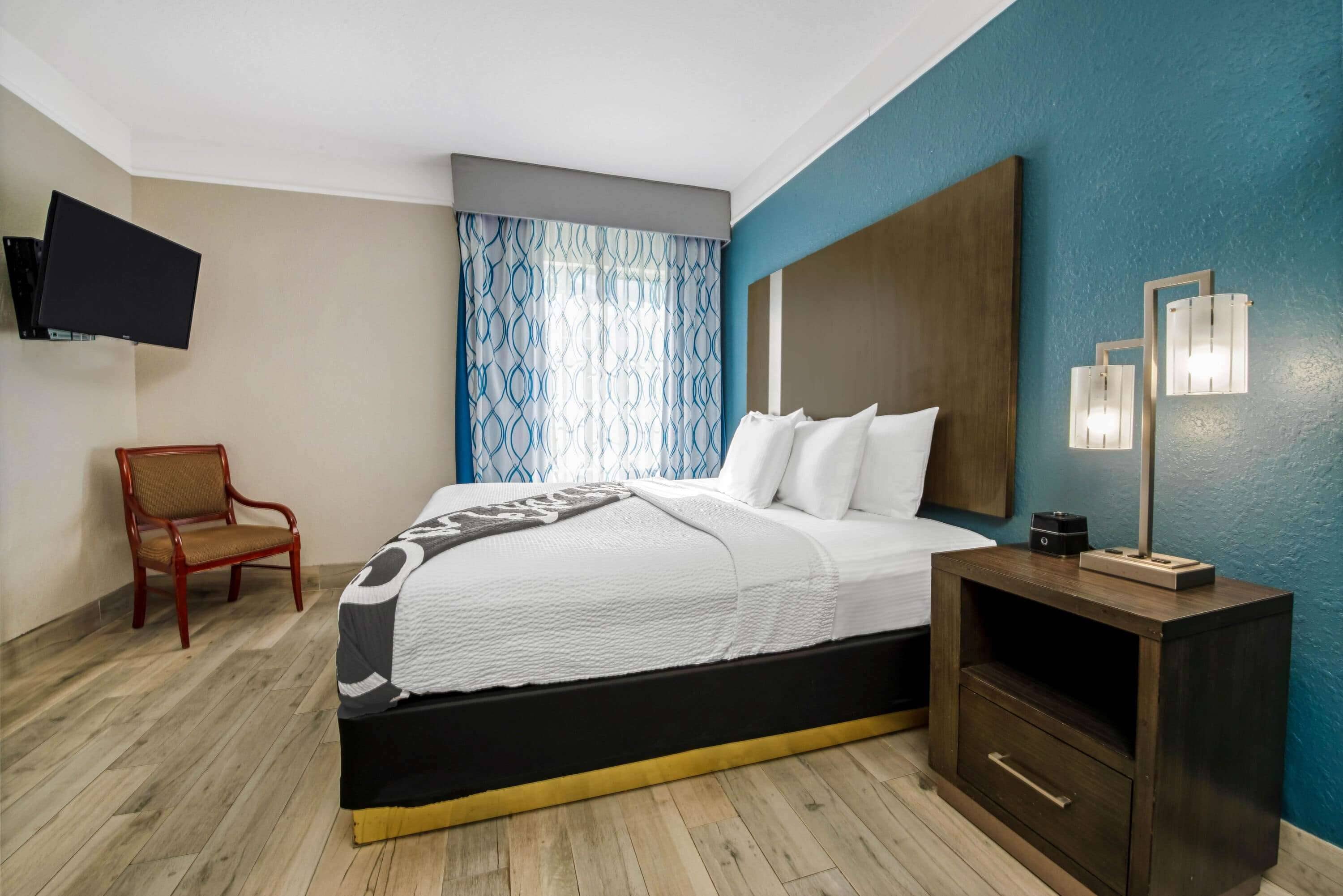 Suite, varias camas, para no fumadores (Various Views) | Ropa de cama de alta calidad y escritorio 