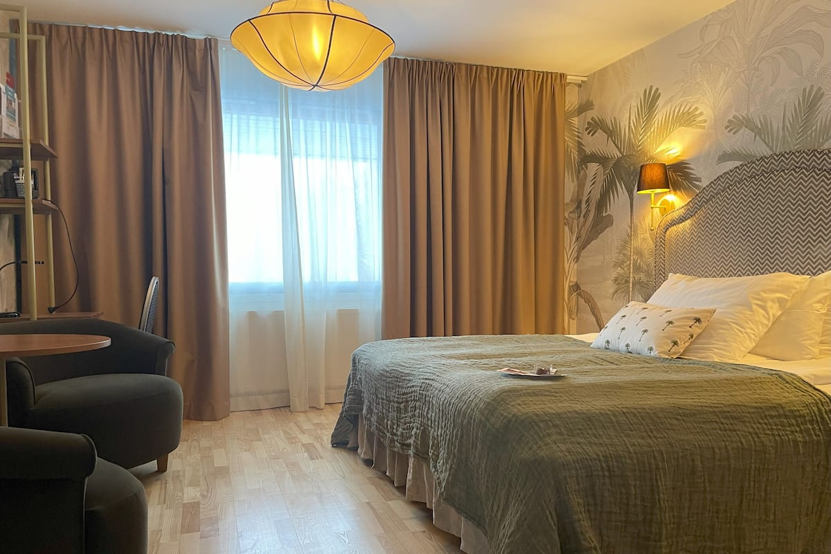 Double Room Large | โต๊ะทำงาน, ผ้าม่านกันแสง, เตารีด/โต๊ะรีดผ้า, Wi-Fi ฟรี