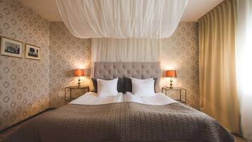Royal Suite | Escritorio, cortinas blackout y tabla de planchar con plancha