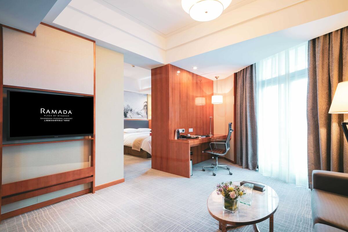 Suite, 1 Katil Raja (King), Non Smoking | Bar mini, peti besi dalam bilik, meja, kalis bunyi 