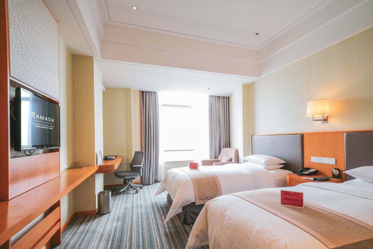 Standard Room, 2 Katil Bujang (Single), Non Smoking | Bar mini, peti besi dalam bilik, meja, kalis bunyi 