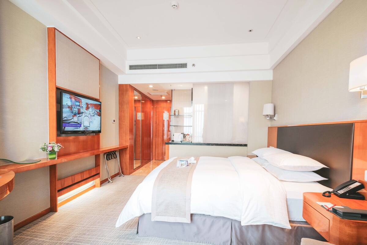 Executive Room, 1 Katil Raja (King), Non Smoking | Bar mini, peti besi dalam bilik, meja, kalis bunyi 