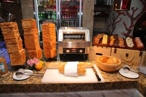 Daily buffet breakfast (CNY 138 per person)