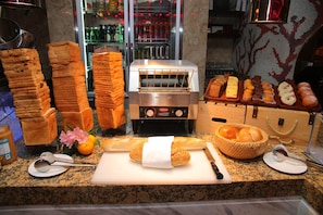 Daily buffet breakfast (CNY 138 per person)