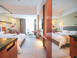 Executive Room, 1 King Bed, Non Smoking | Minibar, in-room safe, desk, soundproofing
