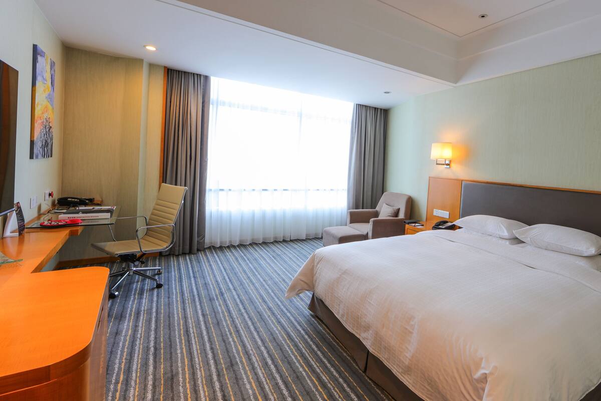 Room, 1 Katil Raja (King), Accessible, Non Smoking | Bar mini, peti besi dalam bilik, meja, kalis bunyi 